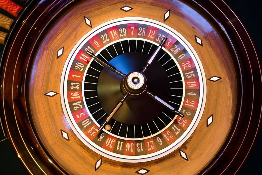 Roulette kasino dengan roda berputar