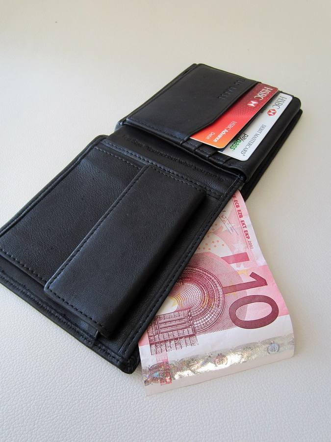 Dompet berisi uang tunai sebagai ilustrasi bonus deposit