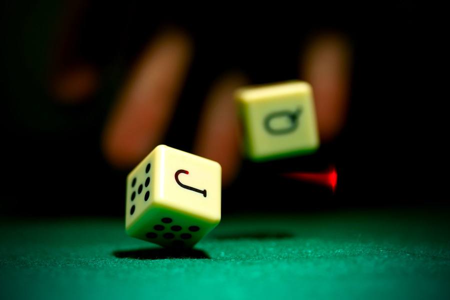 Dadu kasino sebagai ilustrasi bonus rollingan