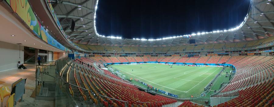Stadion sepak bola dengan lampu sorot menyala